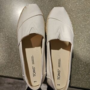 Woman's Tom's shoes